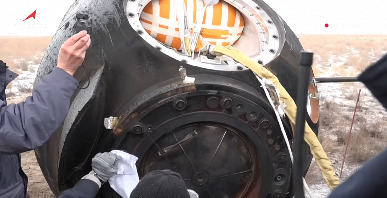 &laquo;Союз&raquo;&nbsp;вернулся домой: экипаж корабля успешно приземлился в Казахстане